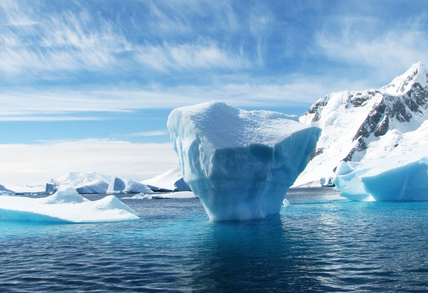 iceberg during daytime